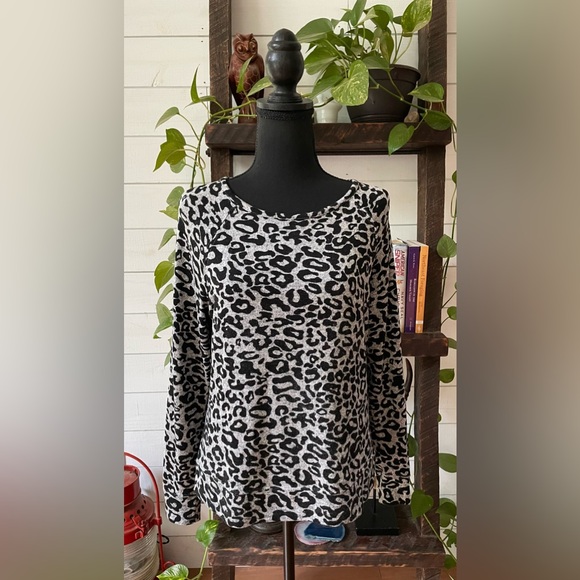 Emily Daniel’s: Gray and Black Leopard Print Lightweight Sweater - Picture 6 of 17